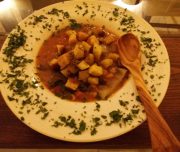 Bei der kulinarischen Woche in der Villa Rey ist auch ein Kochkurs im Programm. Toskanische Suppe Ribolitta serviert mit Holzlöffel.