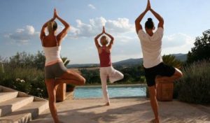 Yoga Session am Pool Villa Re bei der Bike & Yoga und Wellbeing Woche von ALPStours